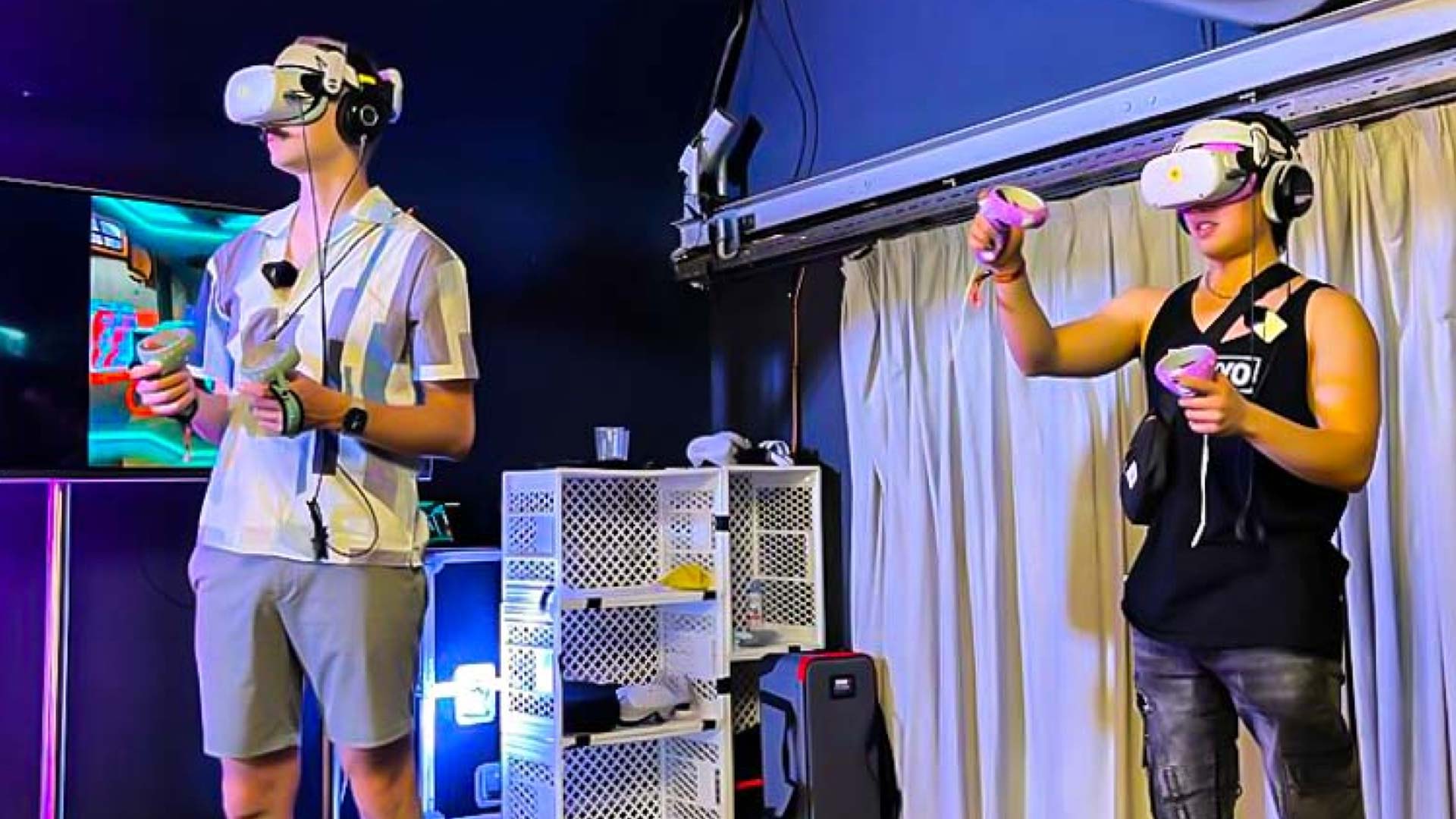 Zwei Männer tragen an einem Messestand des SWR zur Vorstellung des Spiels GreenGuardiansVR eine Virtual Reality-Brillen und halten Controller in den Händen. (Foto: TINCON gGmbH)